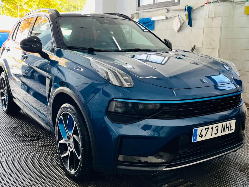 Frontal de un coche azul con los faros pulidos
