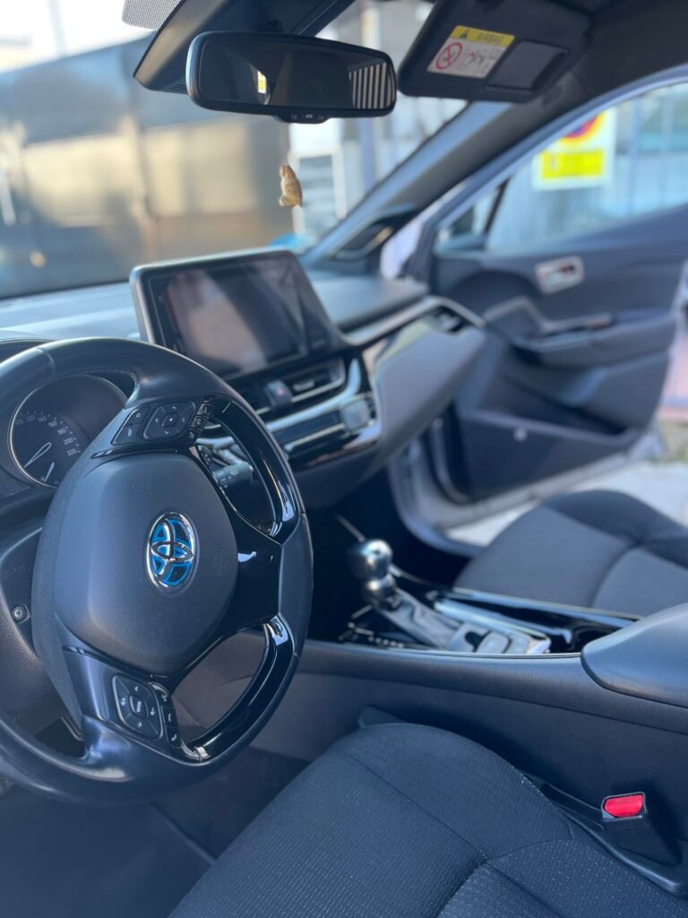 Habitáculo de un Toyota limpio y ordenado