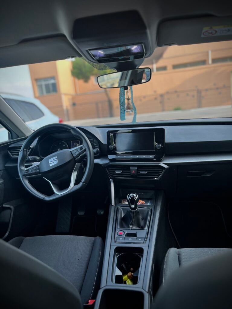 Salpicadero y volante de un SEAT tras la limpieza